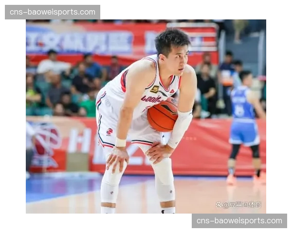 特写：郭艾伦场边为队友递水，康复师确认其已开始有球训练